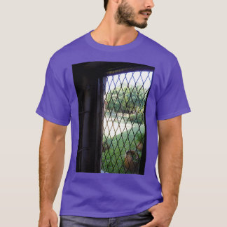 アフリカのガードを見つめる格子のある開いた窓 Tシャツ
