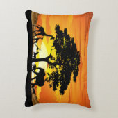 アフリカのサバンナに生息する野生動物の夕日 アクセントクッション (裏面(縦))