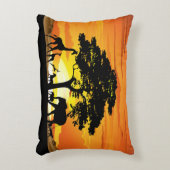 アフリカのサバンナに生息する野生動物の夕日 アクセントクッション (正面(垂直))