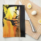 アフリカのサバンナに生息する野生動物の夕日 キッチンタオル (四つ折り)