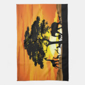 アフリカのサバンナに生息する野生動物の夕日 キッチンタオル (縦)