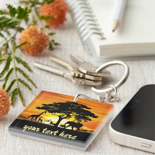 アフリカのサバンナに生息する野生動物の夕日 キーホルダー (正面右)