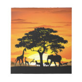 アフリカのサバンナに生息する野生動物の夕日 ノートパッド (正面)
