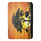 アフリカのサバンナに生息する野生動物の夕日 バスマット (正面縦)