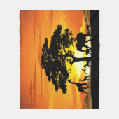 アフリカのサバンナに生息する野生動物の夕日 フリースブランケット (正面)