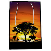 アフリカのサバンナに生息する野生動物の夕日 ミディアムペーパーバッグ (正面)