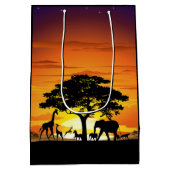 アフリカのサバンナに生息する野生動物の夕日 ミディアムペーパーバッグ (裏面)