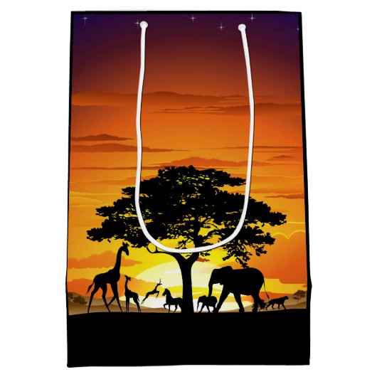 アフリカのサバンナに生息する野生動物の夕日 ミディアムペーパーバッグ (裏面)