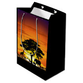 アフリカのサバンナに生息する野生動物の夕日 ミディアムペーパーバッグ (裏面アングル)