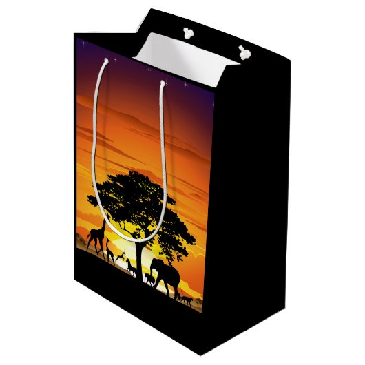 アフリカのサバンナに生息する野生動物の夕日 ミディアムペーパーバッグ (裏面アングル)