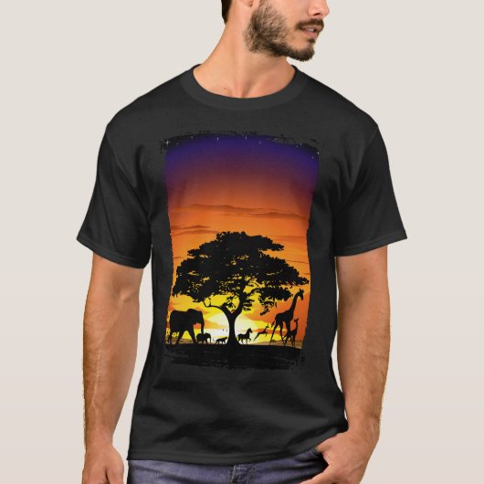 アフリカのサバンナに生息する野生動物の夕日 Tシャツ (正面)