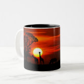 アフリカのサバンナの日没 ツートーンマグカップ (正面左)