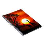 アフリカのサファリの日没のキリンのシルエット ノートブック (右側)