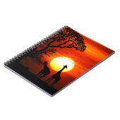 アフリカのサファリの日没のキリンのシルエット ノートブック (左側)