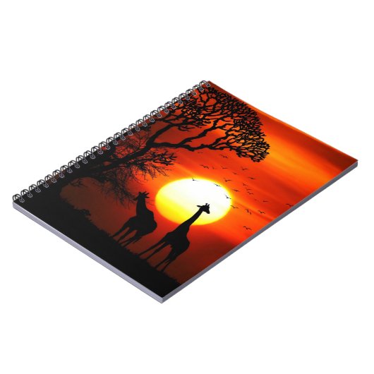 アフリカのサファリの日没のキリンのシルエット ノートブック (左側)