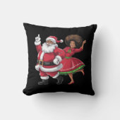 アフリカのサンタクロースとダンシングするアメリカのクリスマスのミセス・クロース クッション (正面)
