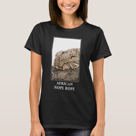アフリカのロープ – パフ加算蛇の危険 Tシャツ (正面)