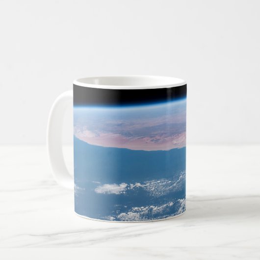 アフリカの南西部の海岸を見渡す。 コーヒーマグカップ (正面左)