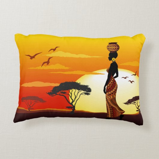 アフリカの太陽に輝くアフリカの美しい女性のシルエット アクセントクッション (裏面)