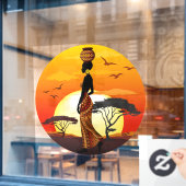 アフリカの太陽に輝くアフリカの美しい女性のシルエット ウィンドウサイン (カフェ窓)