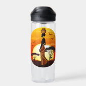 アフリカの太陽に輝くアフリカの美しい女性のシルエット ウォーターボトル (背面)