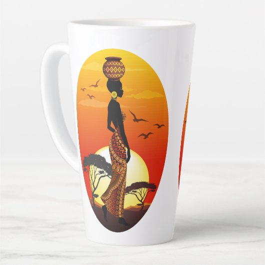 アフリカの太陽に輝くアフリカの美しい女性のシルエット カフェラテマグ (左アングル)