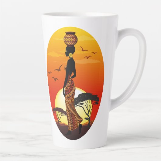 アフリカの太陽に輝くアフリカの美しい女性のシルエット カフェラテマグ (右)