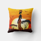 アフリカの太陽に輝くアフリカの美しい女性のシルエット クッション (裏面)