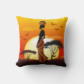 アフリカの太陽に輝くアフリカの美しい女性のシルエット クッション (正面)