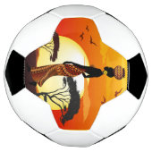 アフリカの太陽に輝くアフリカの美しい女性のシルエット サッカーボール (回転)