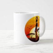 アフリカの太陽に輝くアフリカの美しい女性のシルエット ジャンボコーヒーマグカップ (正面右)