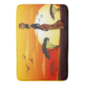 アフリカの太陽に輝くアフリカの美しい女性のシルエット バスマット (正面縦)