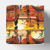 アフリカの太陽に輝くアフリカの美しい女性のシルエット フェイバーボックス (上部)