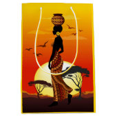 アフリカの太陽に輝くアフリカの美しい女性のシルエット ミディアムペーパーバッグ (正面)