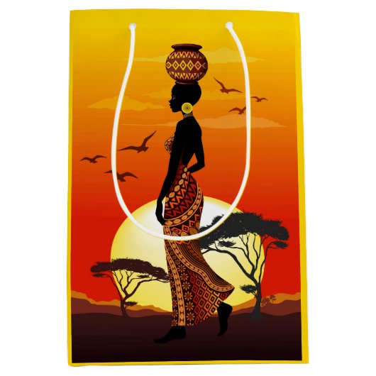 アフリカの太陽に輝くアフリカの美しい女性のシルエット ミディアムペーパーバッグ (正面)