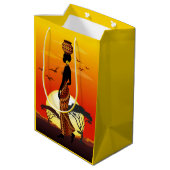 アフリカの太陽に輝くアフリカの美しい女性のシルエット ミディアムペーパーバッグ (裏面アングル)