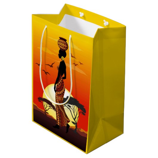 アフリカの太陽に輝くアフリカの美しい女性のシルエット ミディアムペーパーバッグ (裏面アングル)