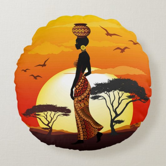 アフリカの太陽に輝くアフリカの美しい女性のシルエット ラウンドクッション (正面)