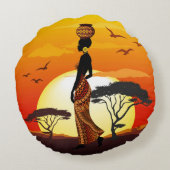 アフリカの太陽に輝くアフリカの美しい女性のシルエット ラウンドクッション (裏面)