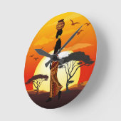 アフリカの太陽に輝くアフリカの美しい女性のシルエット ラウンド壁時計 (傾斜)