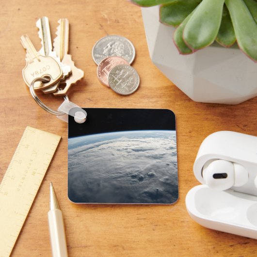 アフリカの海岸上空の熱帯低気圧台。 キーホルダー (デスク)