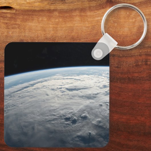 アフリカの海岸上空の熱帯低気圧台。 キーホルダー (裏面)