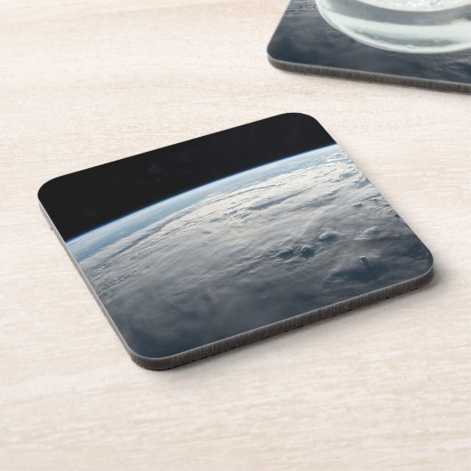 アフリカの海岸上空の熱帯低気圧台。 コースター (左側)