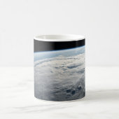 アフリカの海岸上空の熱帯低気圧台。 コーヒーマグカップ (中央)