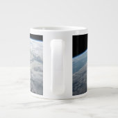 アフリカの海岸上空の熱帯低気圧台。 ジャンボコーヒーマグカップ (裏面)