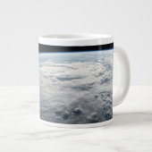 アフリカの海岸上空の熱帯低気圧台。 ジャンボコーヒーマグカップ (正面右)