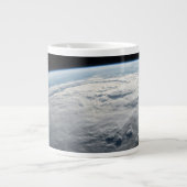 アフリカの海岸上空の熱帯低気圧台。 ジャンボコーヒーマグカップ (正面)