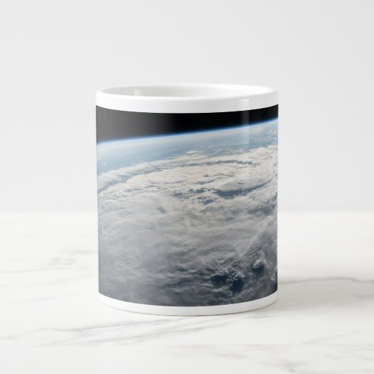 アフリカの海岸上空の熱帯低気圧台。 ジャンボコーヒーマグカップ (正面)