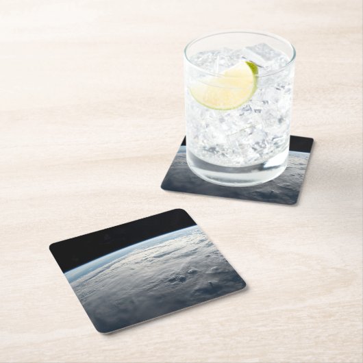 アフリカの海岸上空の熱帯低気圧台。 スクエアペーパーコースター (インサイチュ)