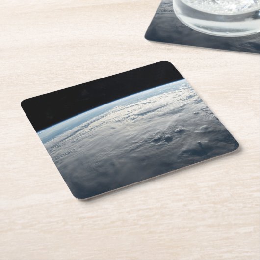 アフリカの海岸上空の熱帯低気圧台。 スクエアペーパーコースター (アングル)